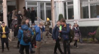 "Выгнали на улицу": под Харьковом детей не пускают на порог школы, родители возмущены