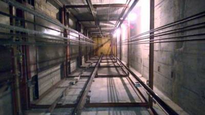 В Киеве в шахте лифта в новостройке нашли мужчину