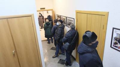 В синагоге Екатеринбурга второй день — огромные очереди из-за выдачи подарков