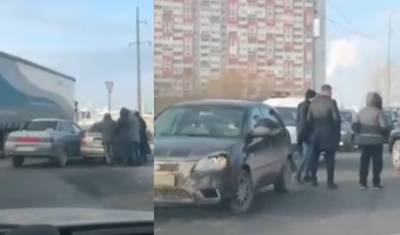 Четыре машины столкнулись на улице Тимофея Чаркова в Тюмени