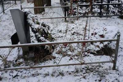 Неизвестные вандалы украли несколько оград с кладбища под Тверью