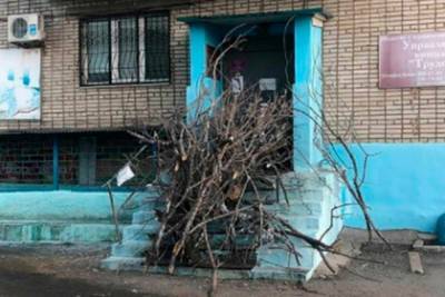 Жители российского поселка забаррикадировали коммунальщиков в знак протеста