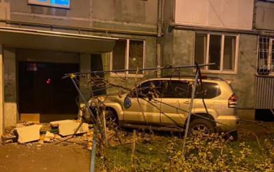 В Одессе пьяный водитель врезался в подъезд дома