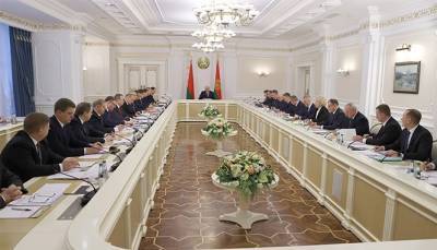 Лукашенко приказал немедленно поставить на учет всех «болтающихся тунеядцев»