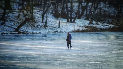 Спасатели проверили толщину льда на Воронежском водохранилище