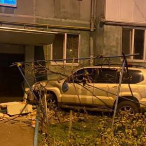 В Одессе пьяный мужчина на автомобиле врезался в подъезд дома