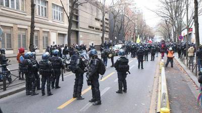 Во Франции проходят массовые протестные акции, полиция применила газ