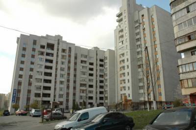 В Киеве неизвестный выпал с 24 этажа жилого дома