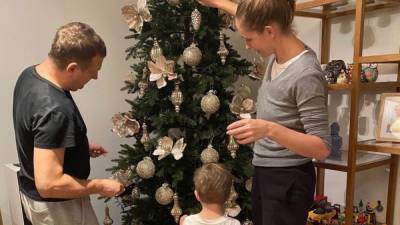 Катя Осадчая и Юрий Горбунов вместе с сыном украсили елку: миловидное фото