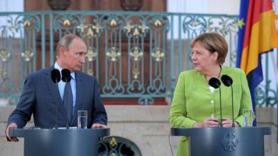 Путин и Меркель поговорили о Донбассе и высказали озабоченность