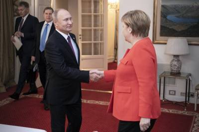 Путин заверил Меркель, что готов продолжать работу в "нормандском формате"