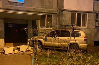 Махнул не глядя: в Одессе пьяный водитель на внедорожнике протаранил подъезд дома