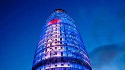 Экстремал покорил без страховки знаковый небоскреб Барселоны — видео - 5-tv.ru - Испания