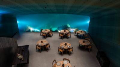 Под водой: ресторан в Норвегии выиграл престижный конкурс за освещение, которое привлекает рыб