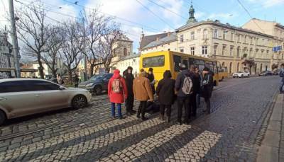 В центре Львова на пешеходном переходе маршрутка сбила пенсионерку: фото