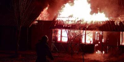 В курортной Затоке произошла серия пожаров: сгорели домики для отдыха — фото