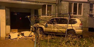 Пытался скрыться от полиции: в Одессе пьяный водитель влетел в подъезд дома — видео