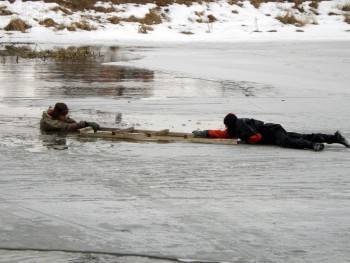 В МЧС рассказали, как можно помочь провалившимся под лед