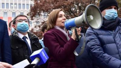 Новоизбранный президент Молдавии собирает протесты