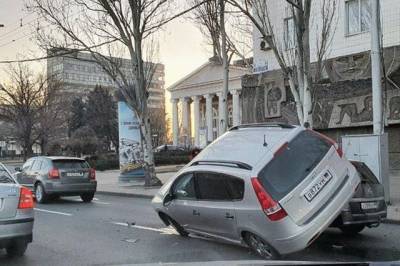 В Донецке автомобиль заскочил на другое авто, фото