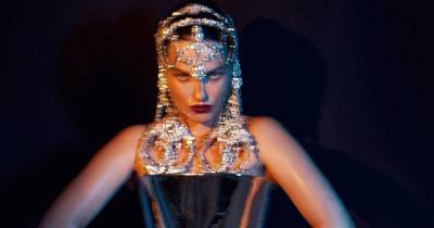Даша Астафьева посветила сосками в серебристом мини-платье