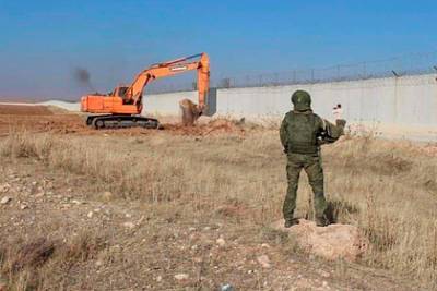 Российские военные вырыли ров на границе Турции и Сирии