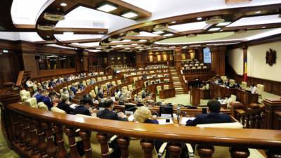 В Молдове суд приостановил передачу от президента парламенту контроля над службой безопасности страны