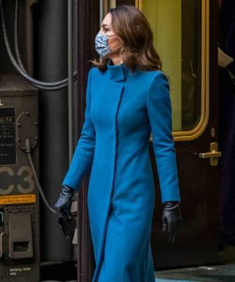 Леди в голубом: Кейт Миддлтон в платье-пальто оттенка безоблачного неба