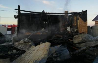В Башкирии загорелся дом, где находилась мать с четырьмя детьми
