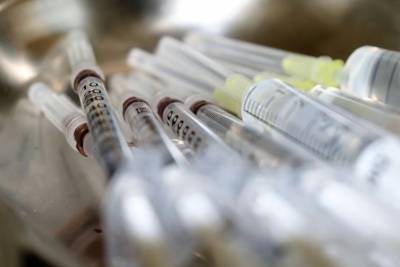 Минздрав: вакцинировать от COVID-19 должны минимум 60% федеральных чиновников