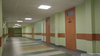 Несколько панелей подвесного потолка рухнули в школе в Подмосковье