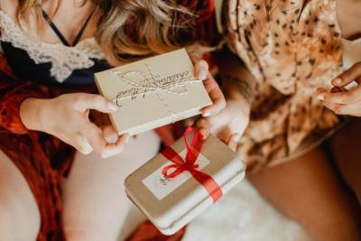 Что подарить любимой на День Святого Николая 2020: лучшие подарки девушке или жене