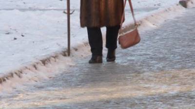 Пензенцы падают на покрытом льдом тротуаре в Заводском районе