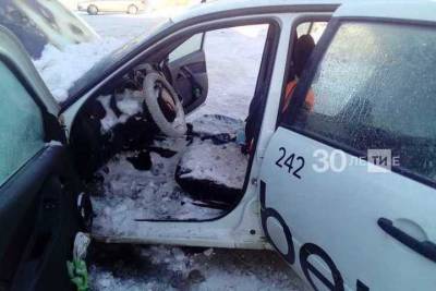 В Казани загоревшееся такси водитель и очевидцы потушили снегом