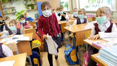 Роспотребнадзор продлил до 2022 года правила по работе школ при коронавирусе