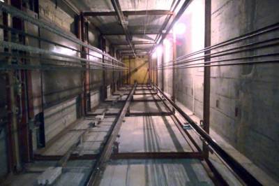 В Киеве в шахте лифта недостроя обнаружили неизвестного мужчину