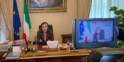 Глава МВД Италии узнала о положительном тесте на COVID-19 прямо во время заседания