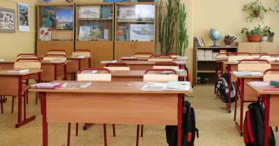 Роспотребнадзор продлил до 2022 года правила работы школ при COVID