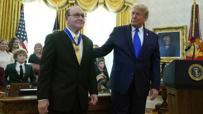 Трамп в понедельник вручает Медаль свободы борцу Дэну Гейблу