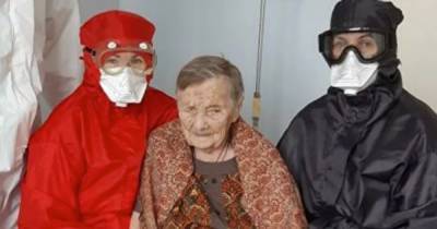В Красноярске от COVID-19 вылечили 101-летнюю пепсионерку