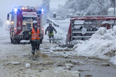 Снегопад в Альпах вызвал транспортный хаос (видео)