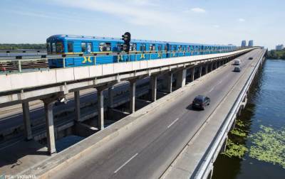 В Киеве две ночи подряд будут ограничивать движение по мосту Метро