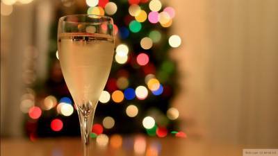 Врач рассказала об опасности алкоголя при COVID-19 в преддверии Нового года