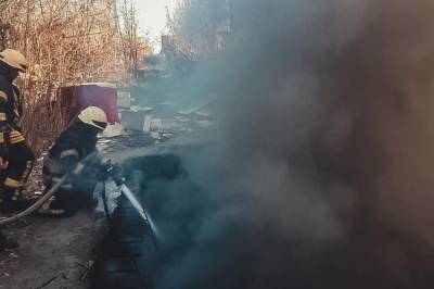 В коллекторе киевской теплотрассы загорелся мусор