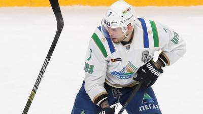 Хоккеисту «Салавата Юлаева» разбили лицо шайбой в матче КХЛ