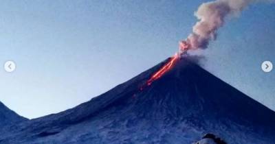Новый поток лавы начал спускаться по склону Ключевского вулкана