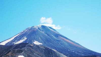 На южном склоне Ключевского вулкана вновь изливается лава