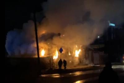 Автокомплекс на Красноармейской, 27а, загорелся ночью в Чите