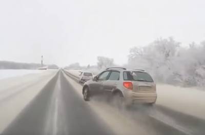 Летняя резина и лед: апокалипсис на украинских дорогах — "пируэты" авто впечатляют