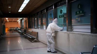 В Китае выявили 12 случаев инфицирования коронавирусом за сутки